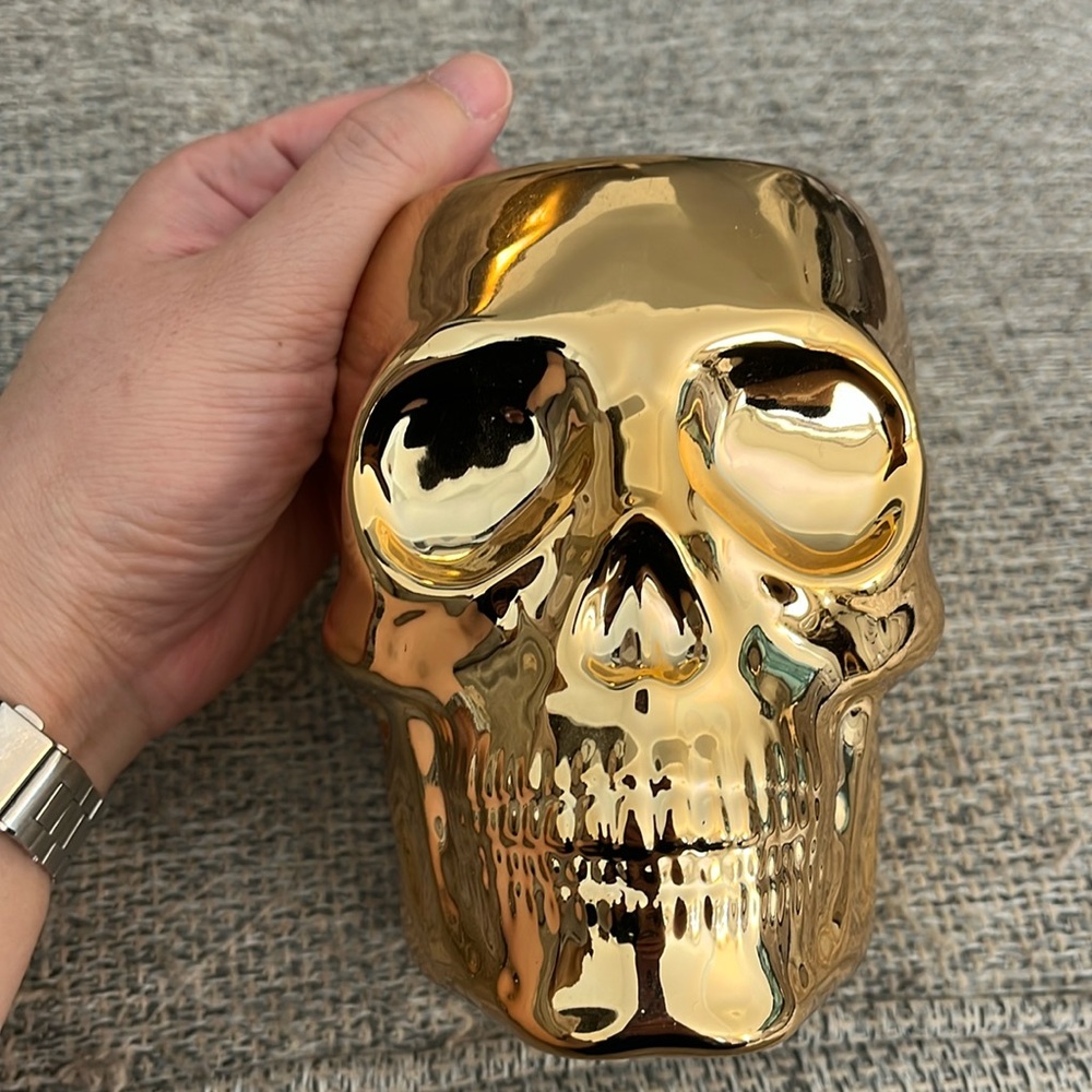 Skull can used for make up brushes